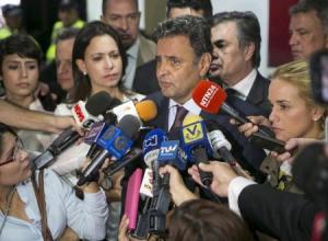 Senador Aécio Neves concede entrevista em Caracas.  18/6/2015.  REUTERS/Marco Bello