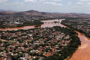 Lama de rejeitos da barragem da Samarco no Rio Doce
