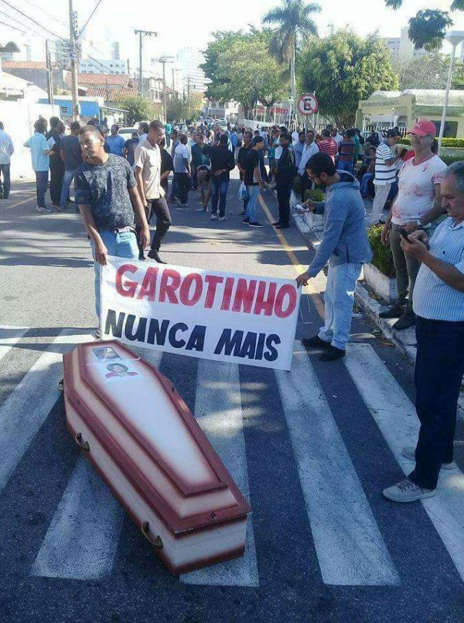 garotinho caixao