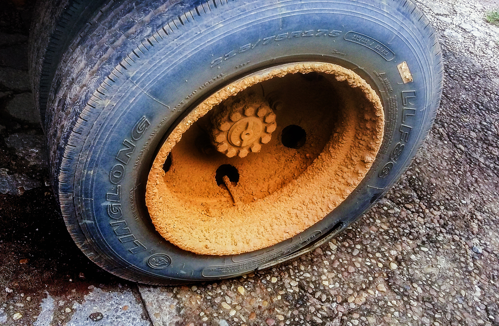 Pneu danificado pelo tiro (Foto divulgação)