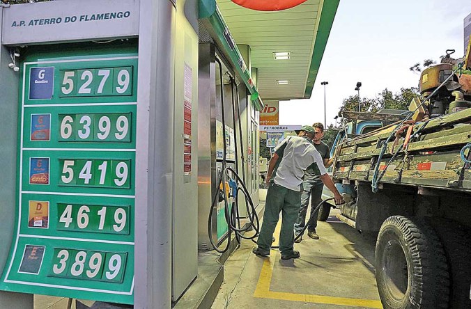 Caminhão é abastecido a diesel em posto da Petrobras no Rio de Janeiro