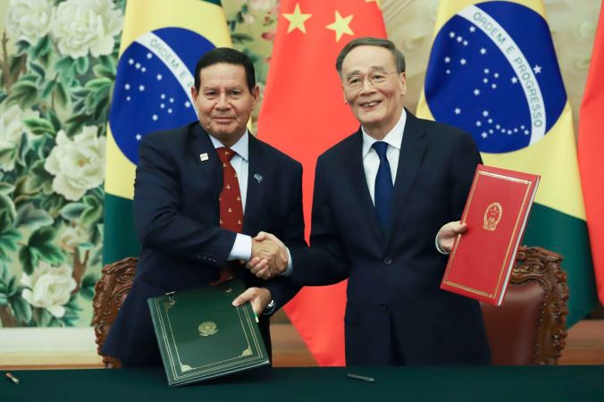 Agrotóxicos produzidos na China são maioria no pacote de venenos aprovado  pelo governo Bolsonaro |