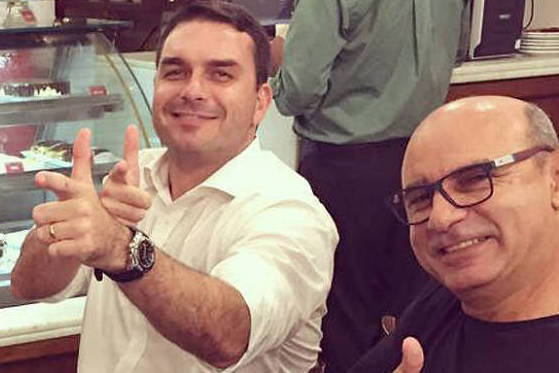 flavio-bolsonaro-e-amigo-Queiroz-1