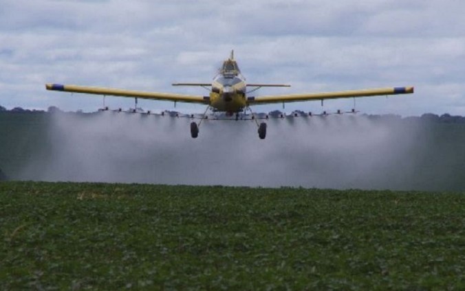 avião-despejando-agrotóxicos